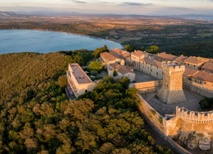 white- wake sailing - Populonia
